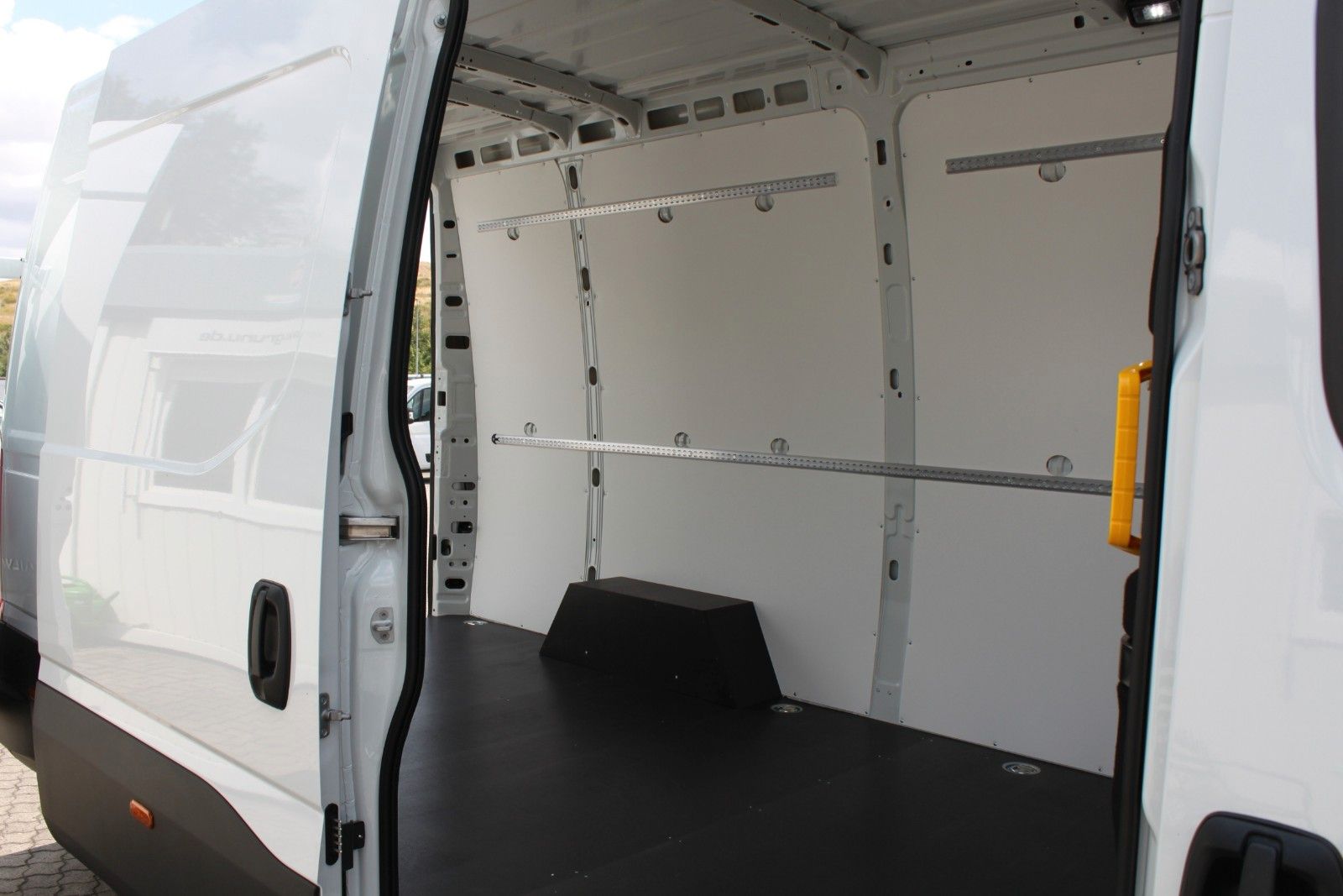Fahrzeugabbildung Iveco Daily KaWa Aut. 3.0 D Holzb./Verkleidung/Airline