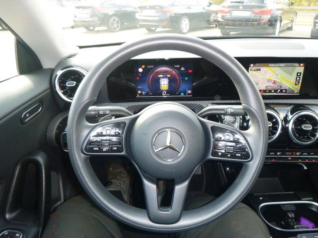 Fahrzeugabbildung Mercedes-Benz CLA 180 Shooting Brake >AUT/NAVI/Teilleder<