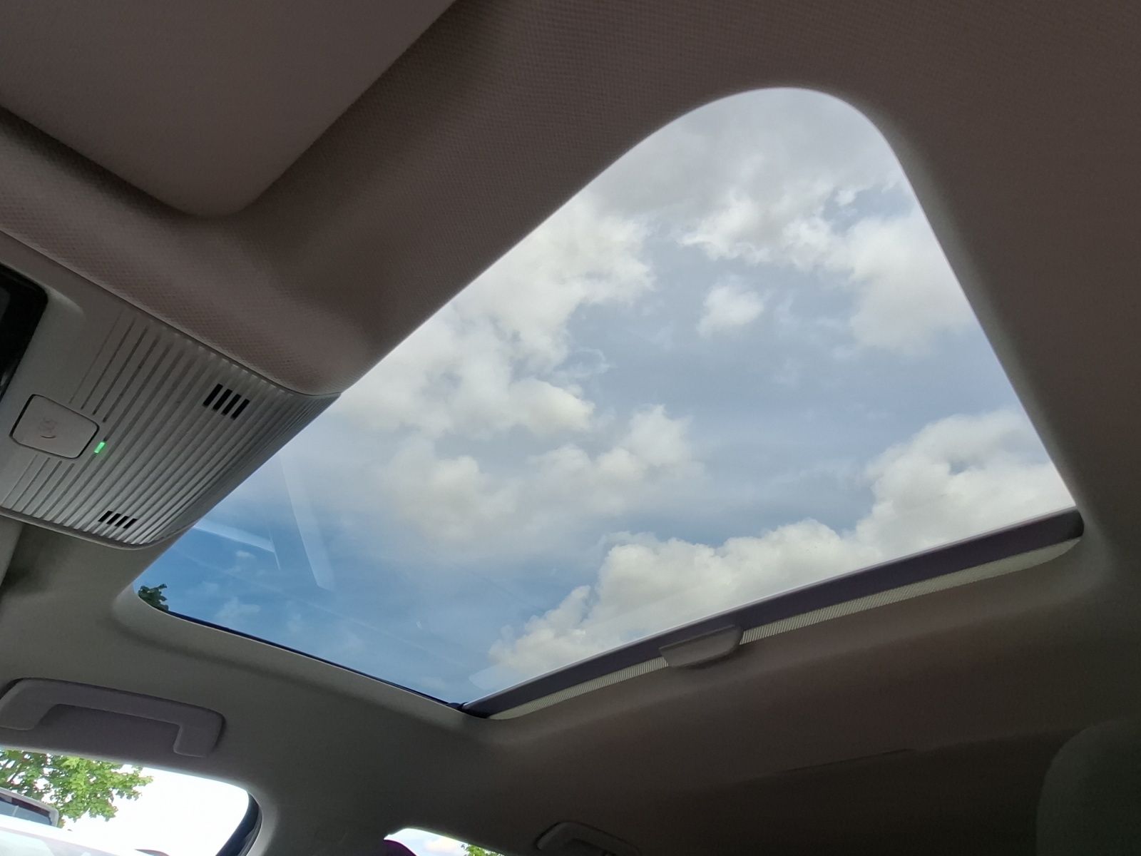 Fahrzeugabbildung Volkswagen Golf VIII TSI Life LED AHK STHZ ACC Navi Pano AI