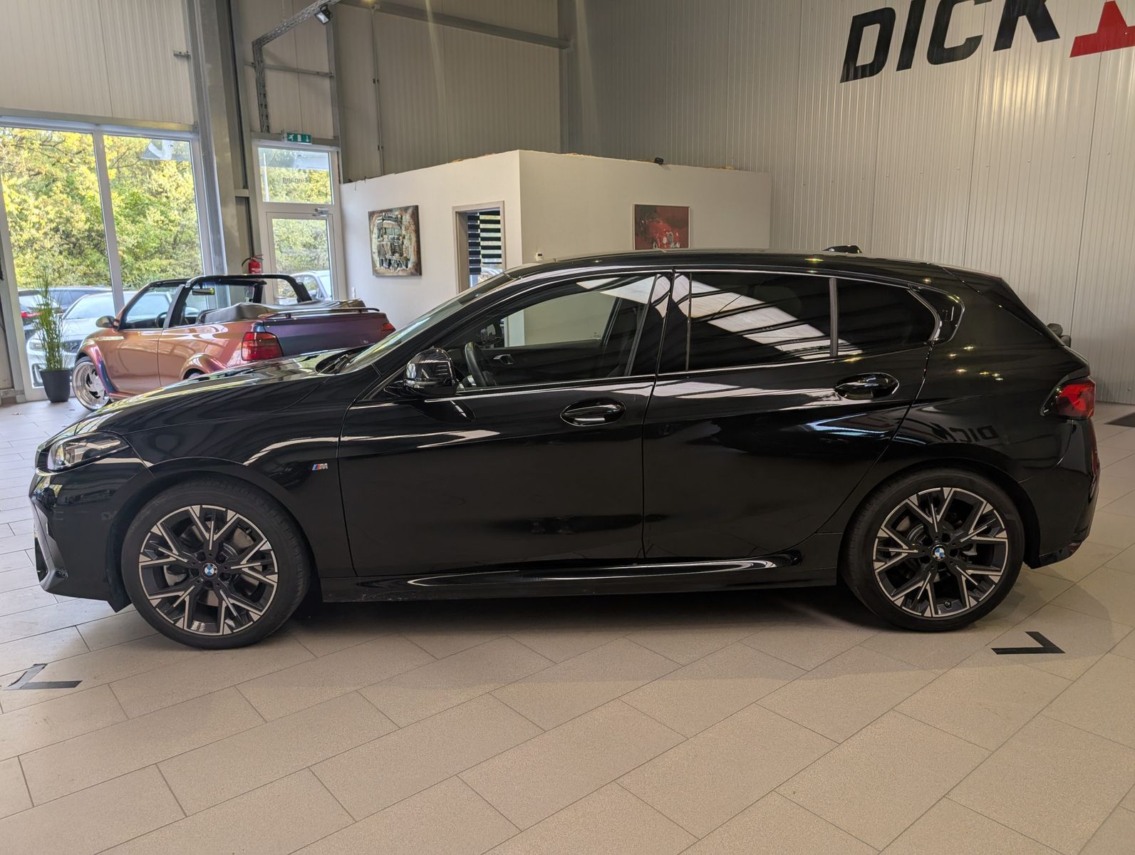 Fahrzeugabbildung BMW 123 i xDrive M-Sport Massag H/K Kamera Pano AHK