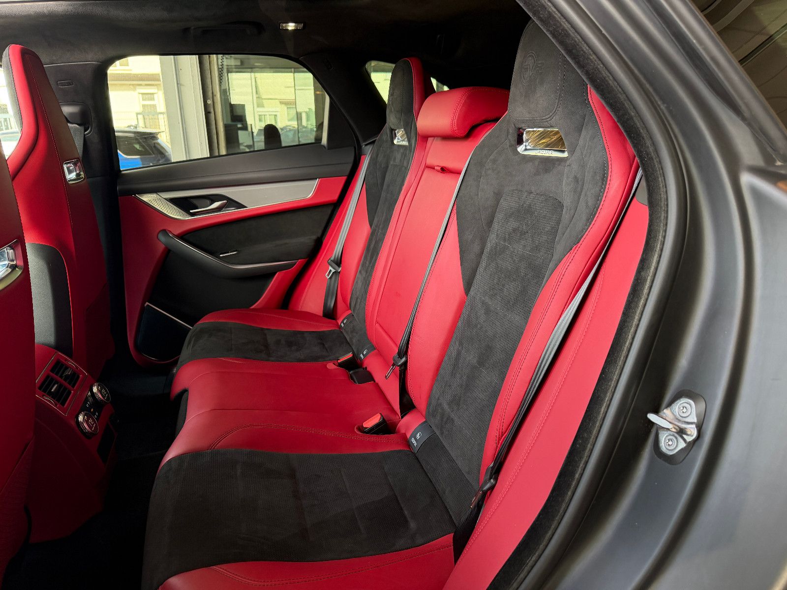 Fahrzeugabbildung Jaguar F-PACE SVR /PANO/MERIDIAN/HUD/360°KAM/MEMORY