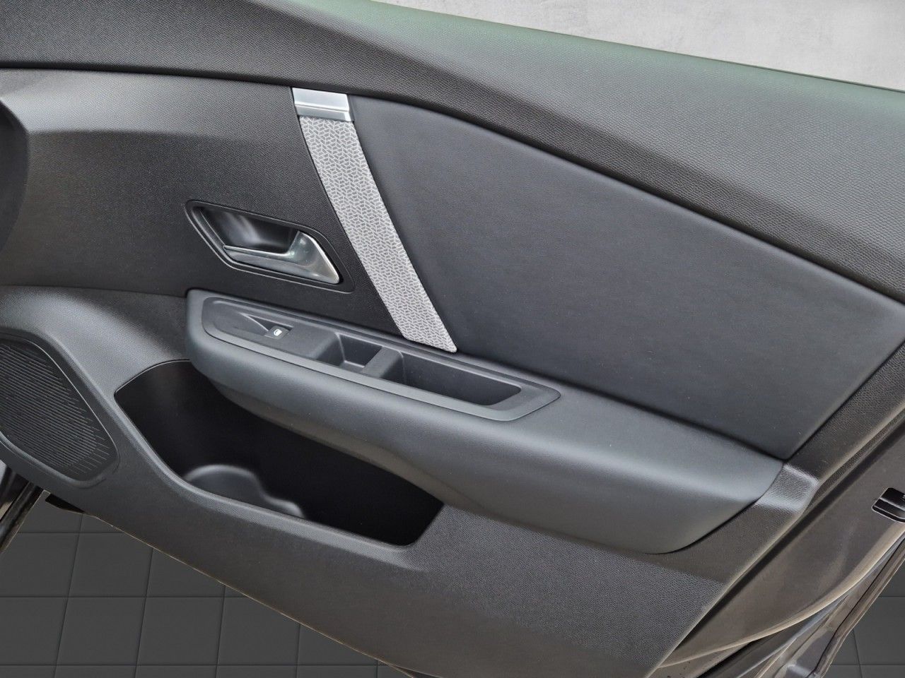 Fahrzeugabbildung Citroën C4 Lim. ë- Shine - viele Extras