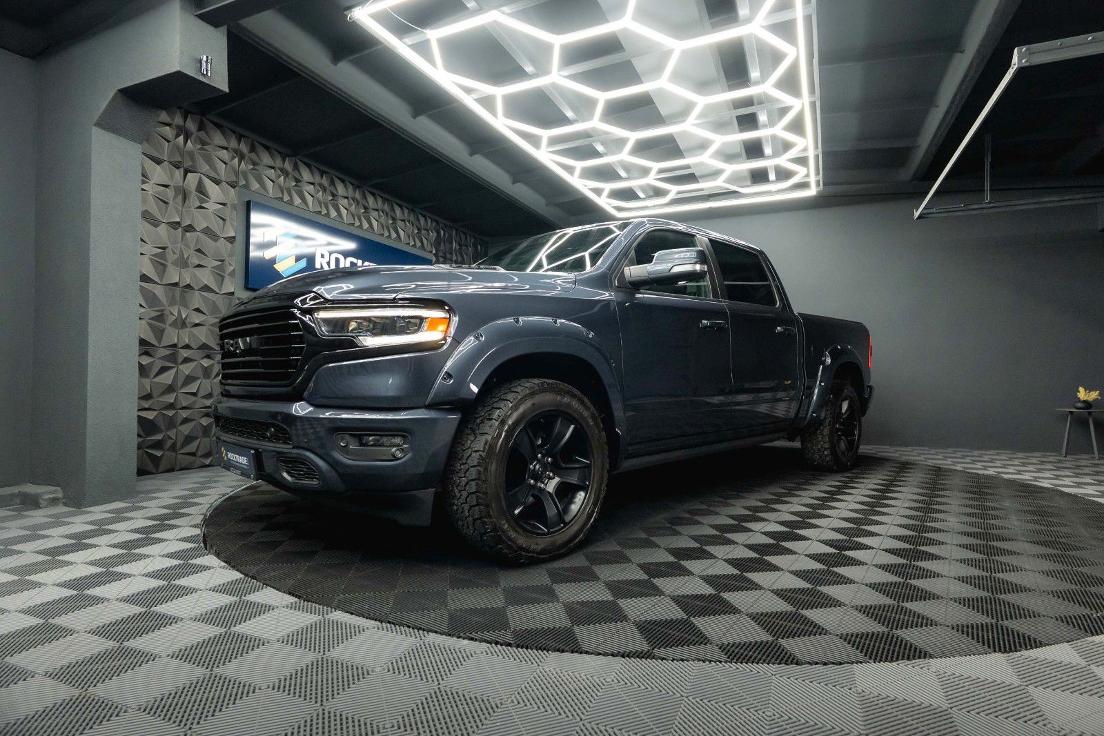 Fahrzeugabbildung Dodge RAM 5.7 V8 HEMI 4x4 OFFROAD Night Limited 19%