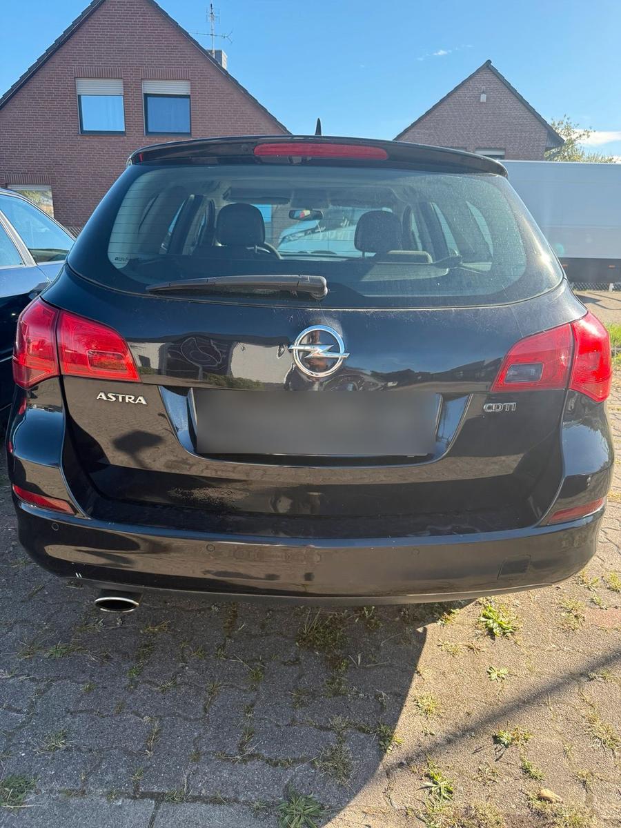 Opel Astra 2010 — салон