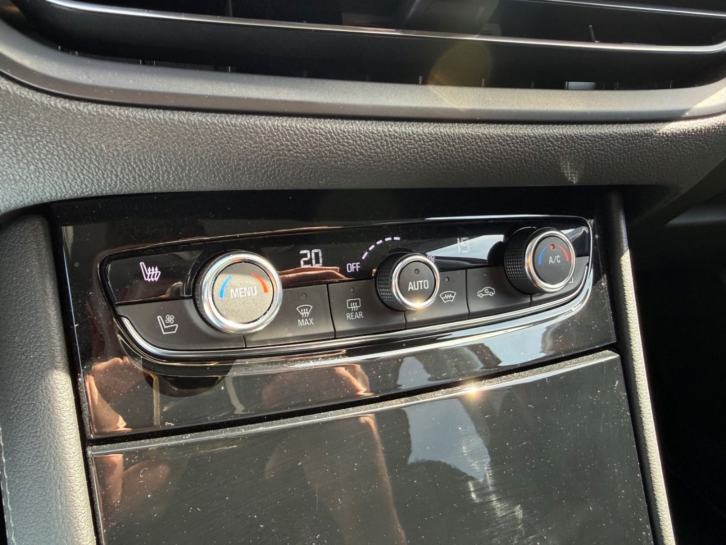 Fahrzeugabbildung Opel Grandland Ultimate 1,2T Navi+Leder+Sitzbelüftung