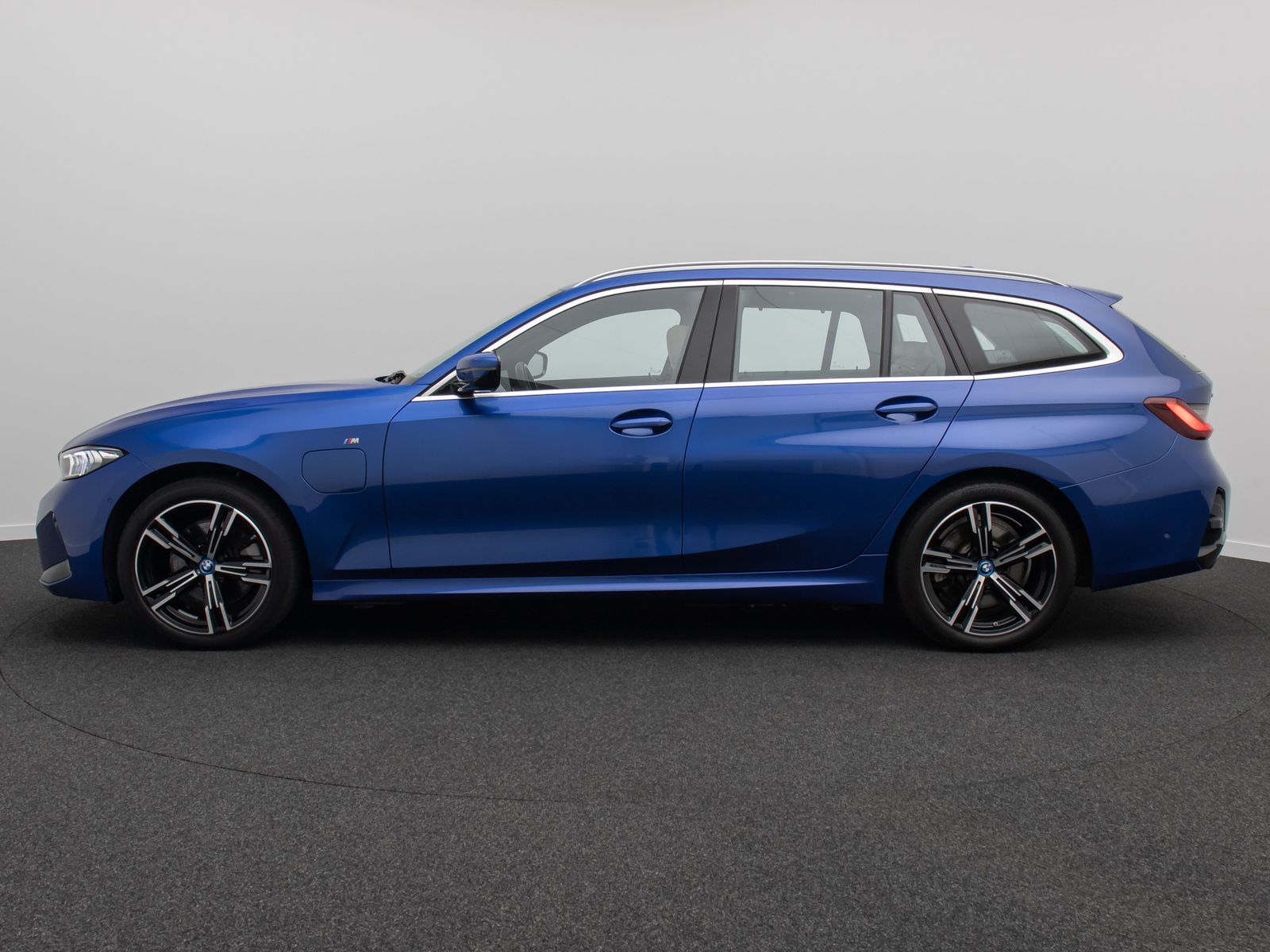 Fahrzeugabbildung BMW 330e xD  M Sport Panorama Kamera HUD DAB HiFi