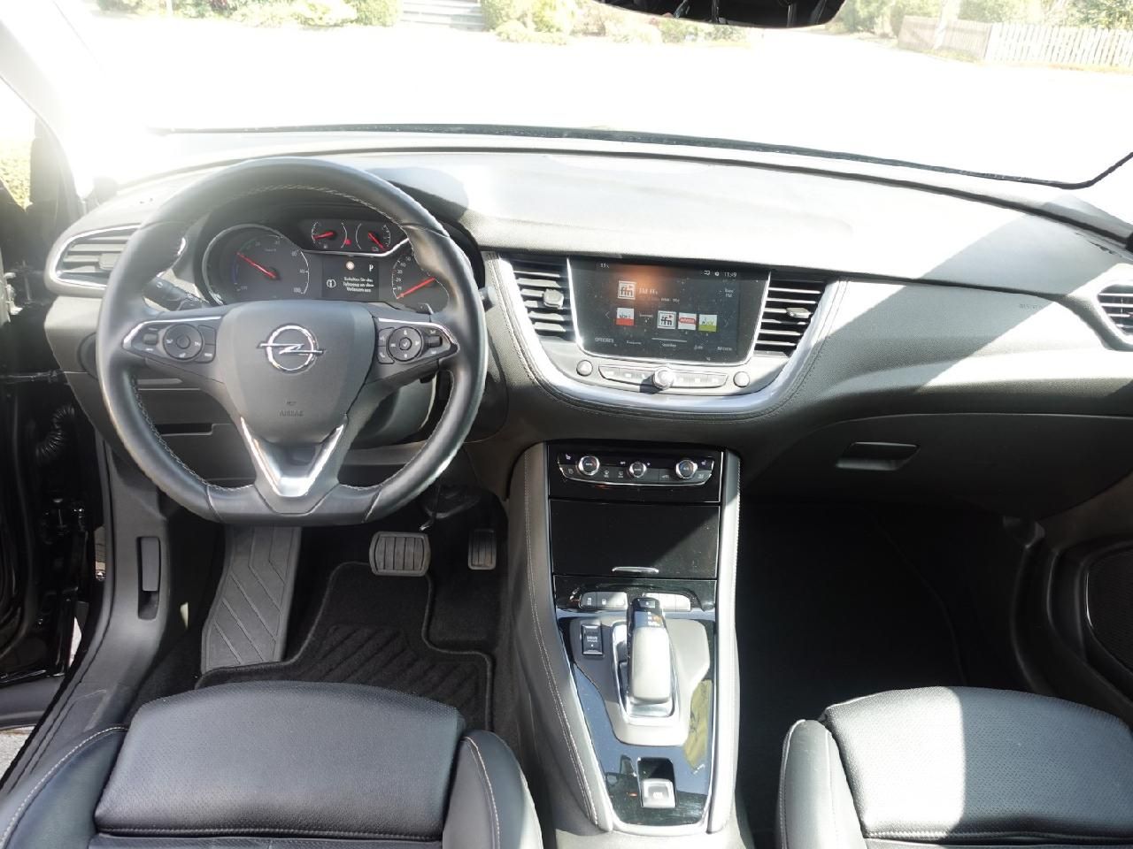 Fahrzeugabbildung Opel Grandland 1,6 Elegance Plug-in-Hybrid