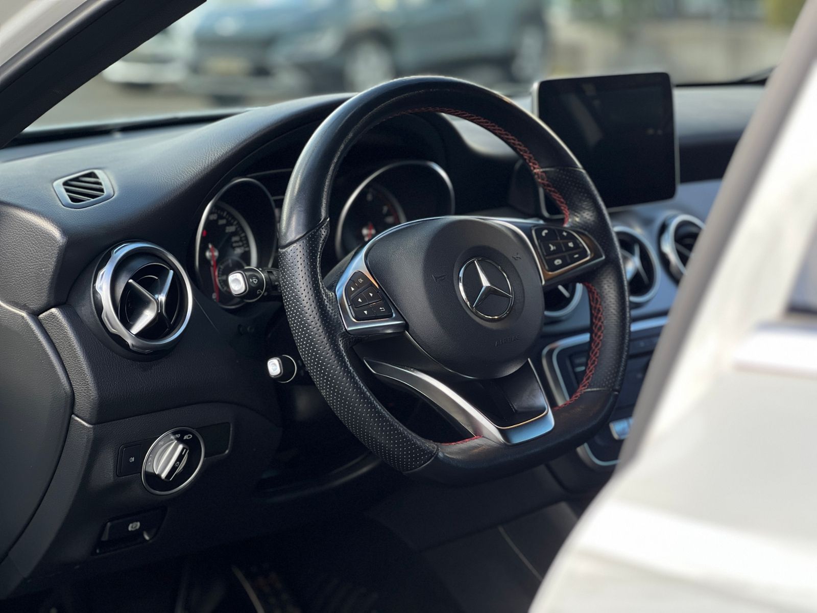 Fahrzeugabbildung Mercedes-Benz GLA 200 AMG LINE LED NAV SHZ RFK 19"