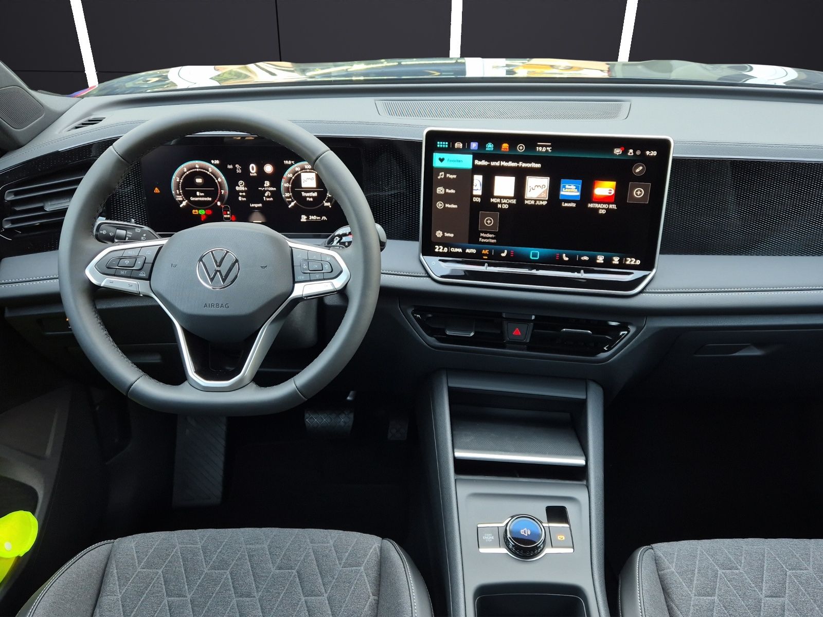 Fahrzeugabbildung Volkswagen Tiguan eTSI Life DSG LED AHK Navi AID ACC RFK SH