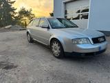 Audi A6 4,2l Quattro - Audi A6 aus 2002 mit Benzin-Antrieb: Kombi, 2.4