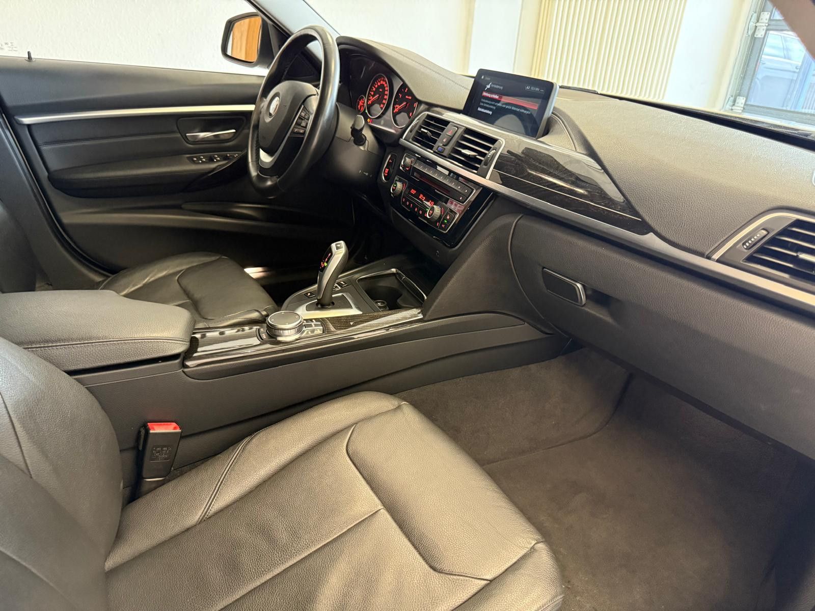 Fahrzeugabbildung BMW 320 d Luxury Line Purity / AHK / LED /PDC