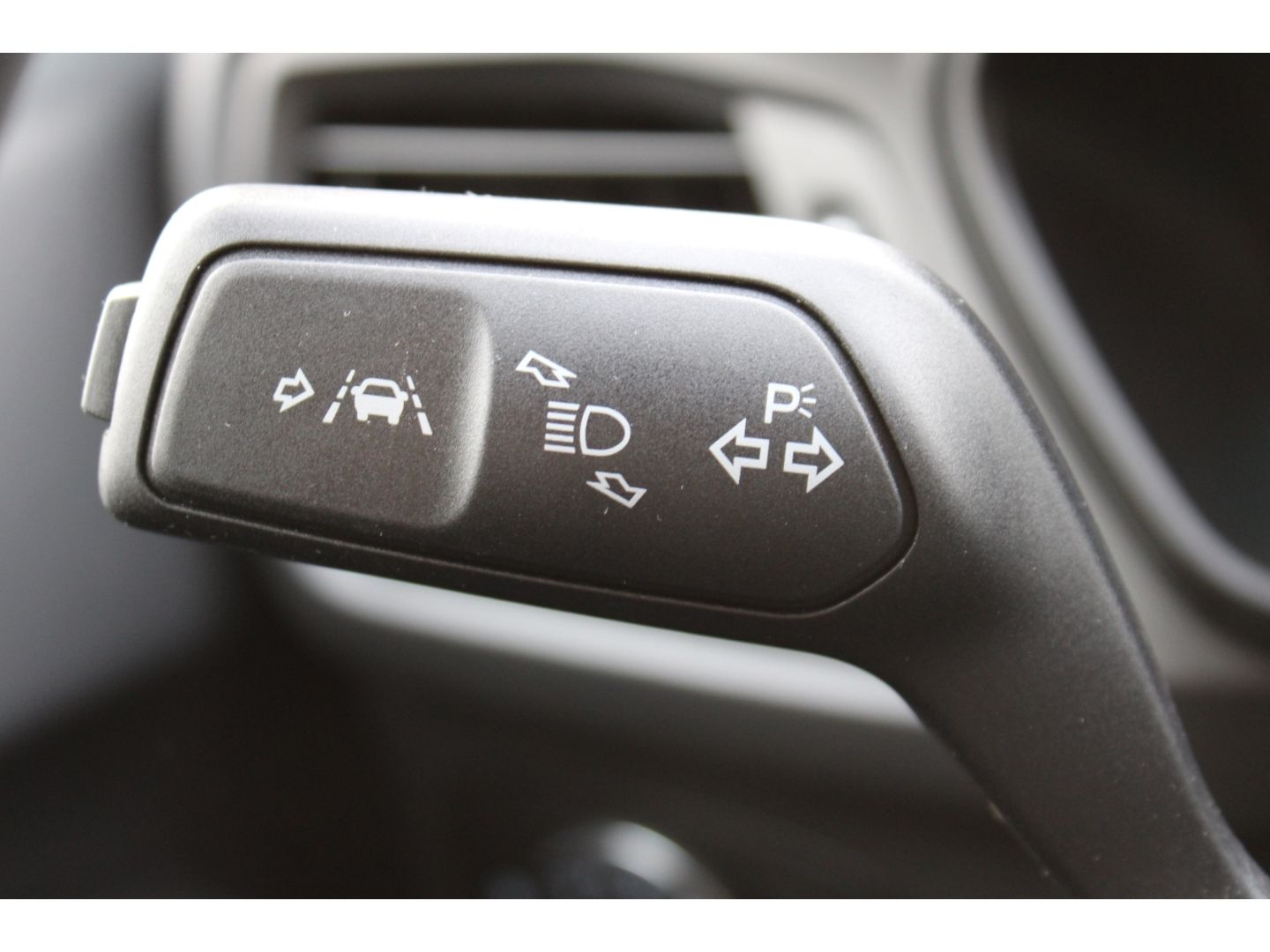 Fahrzeugabbildung Ford Focus Turnier ST-Line ACC LED TWA Navi DAB GJR R