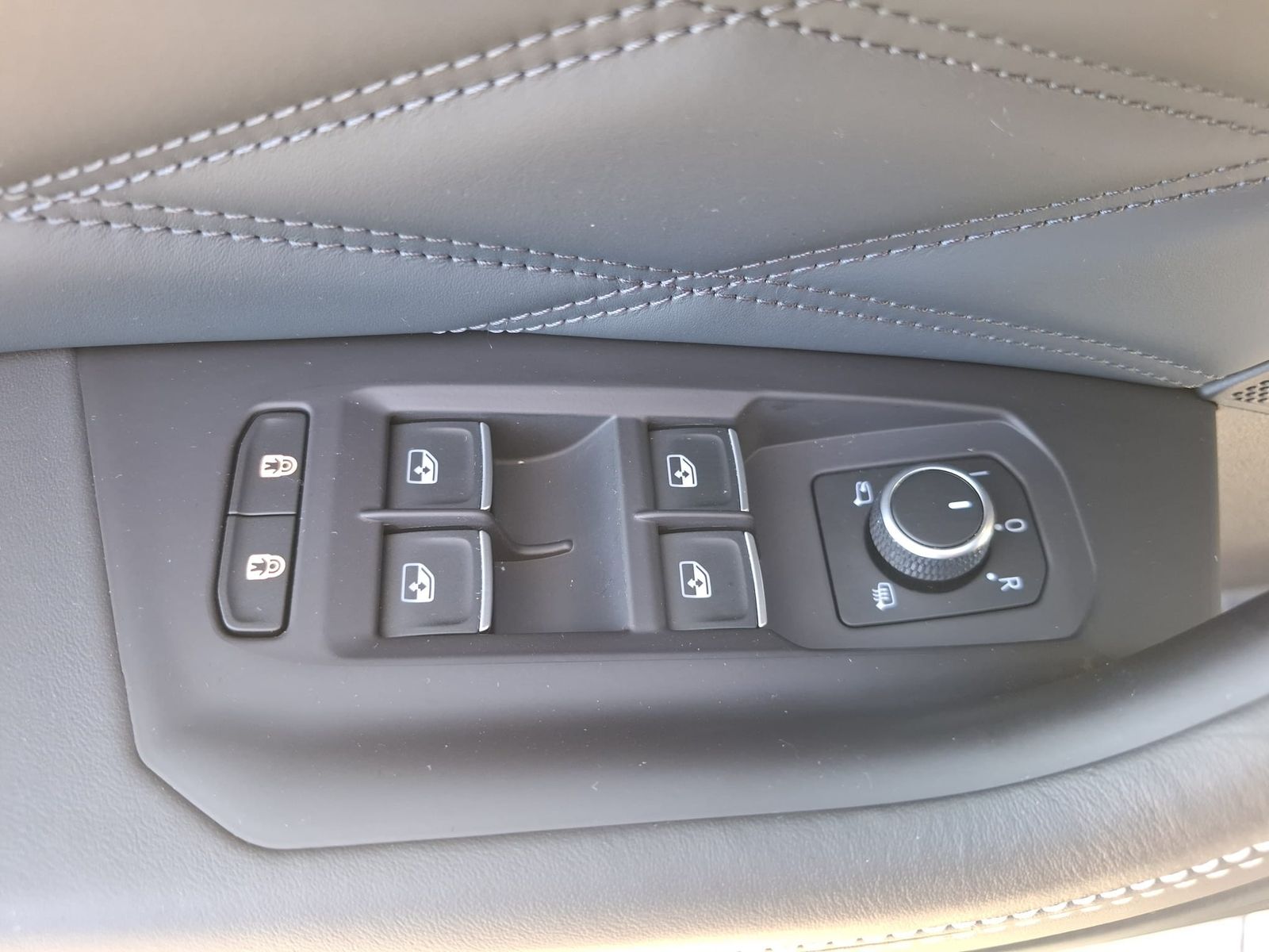 Fahrzeugabbildung Volkswagen Touareg 3.0TDI 4M R-Line VOLL Black 22" UPE 114T