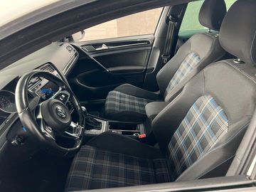 Volkswagen Golf - 6