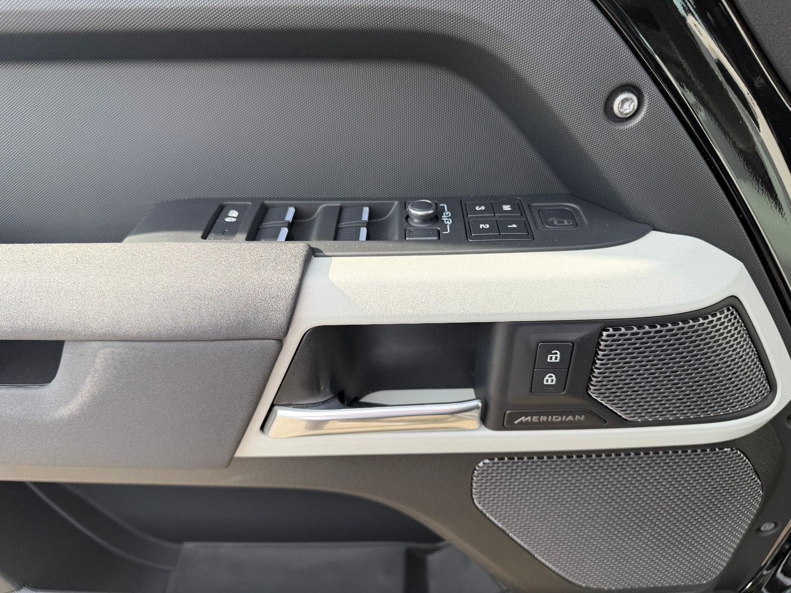 Fahrzeugabbildung Land Rover Defender 110 XS Edition/PANO/AHK/MERIDIAN/3D-KAM