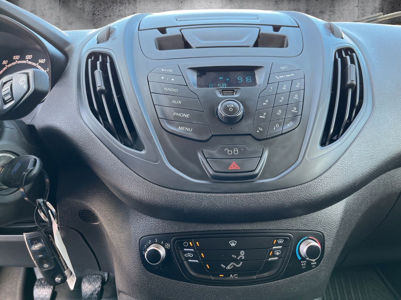 Fahrzeugabbildung Ford Transit Courier Trend**Klima**