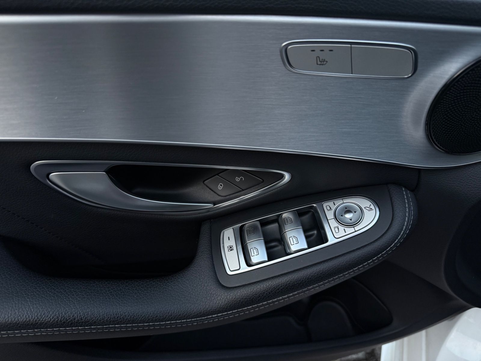 Fahrzeugabbildung Mercedes-Benz C 200 AMG Line Autom.Leder/R-Kamera/LED/Garantie