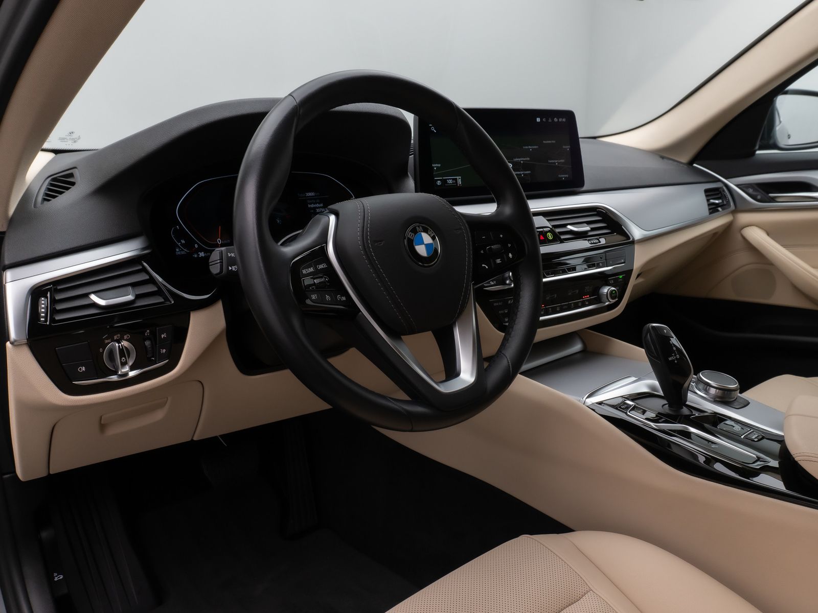 Fahrzeugabbildung BMW 520d Kamera HUD DAB CockPitPro Sitzhzg Alarm LED