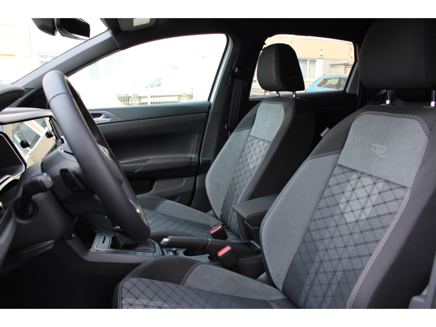 Fahrzeugabbildung Volkswagen Taigo 1.0 TSI R-Line LED ACCSHZ OPF Sportpaket N
