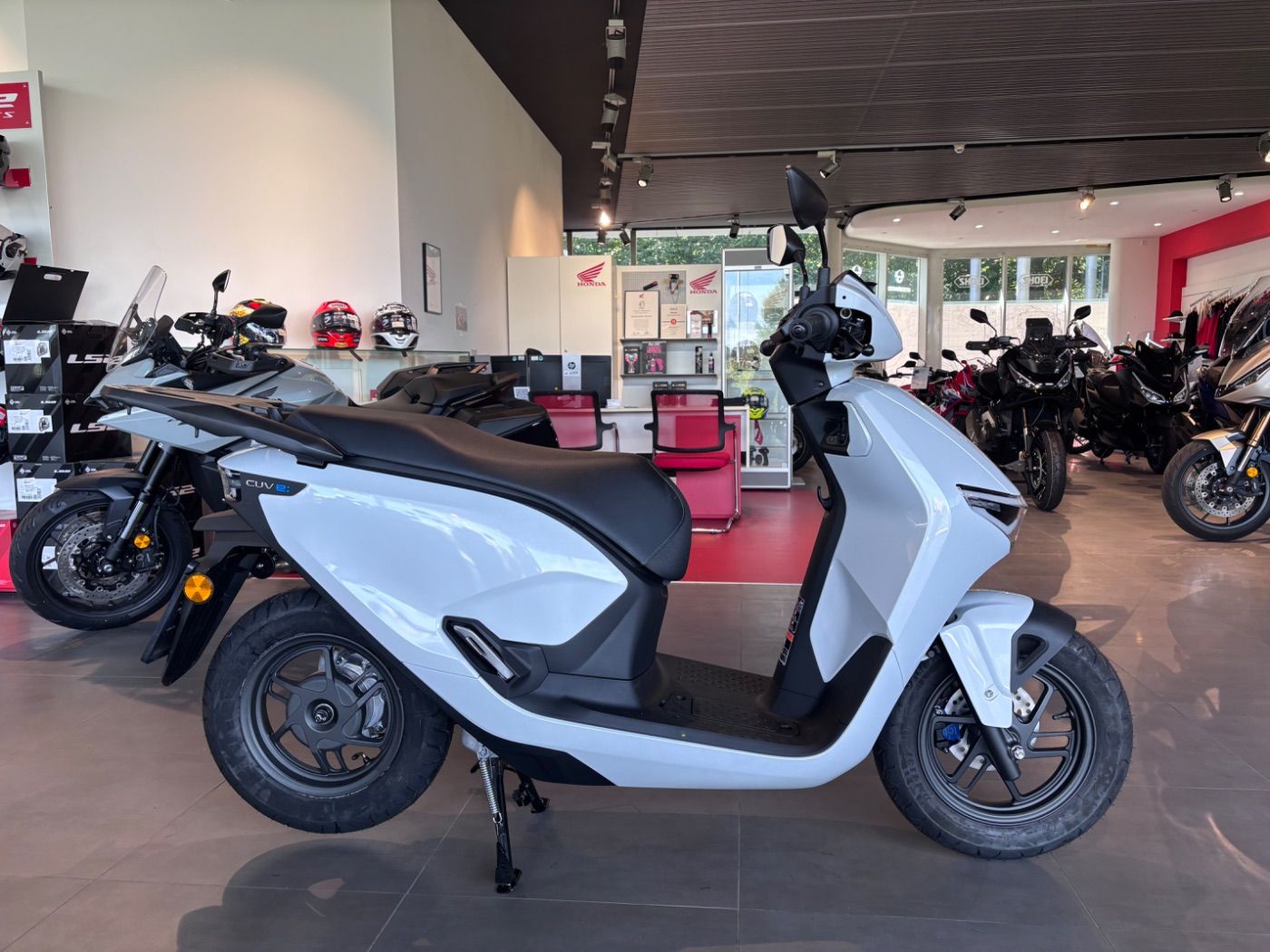 Fahrzeugabbildung Honda CUV e Connected Elektroroller