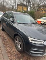 Audi Q3 graue - Audi Q3 mit Benzin-Antrieb: Kombi, Automatik