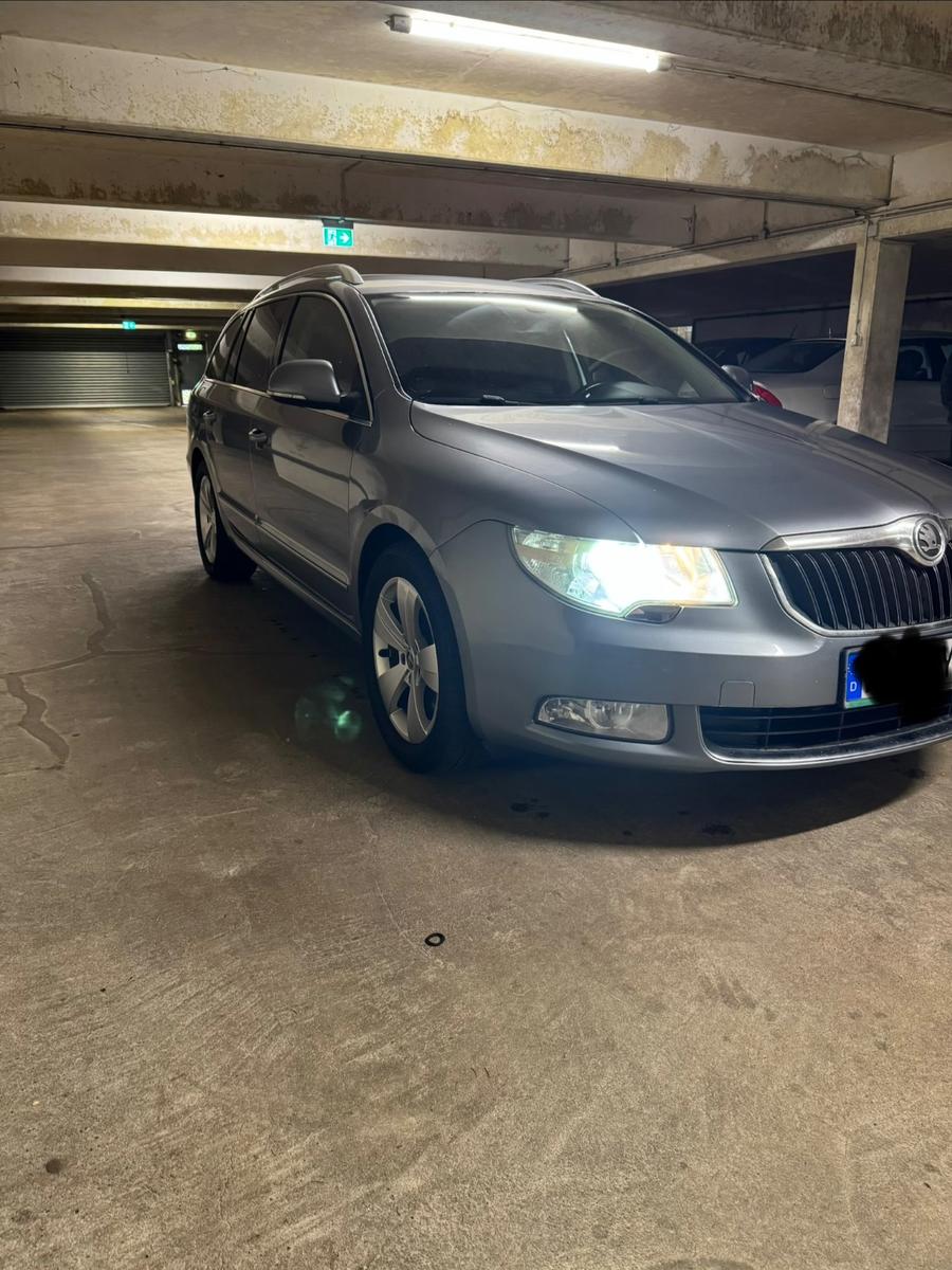 Skoda Superb 2010 — rear view