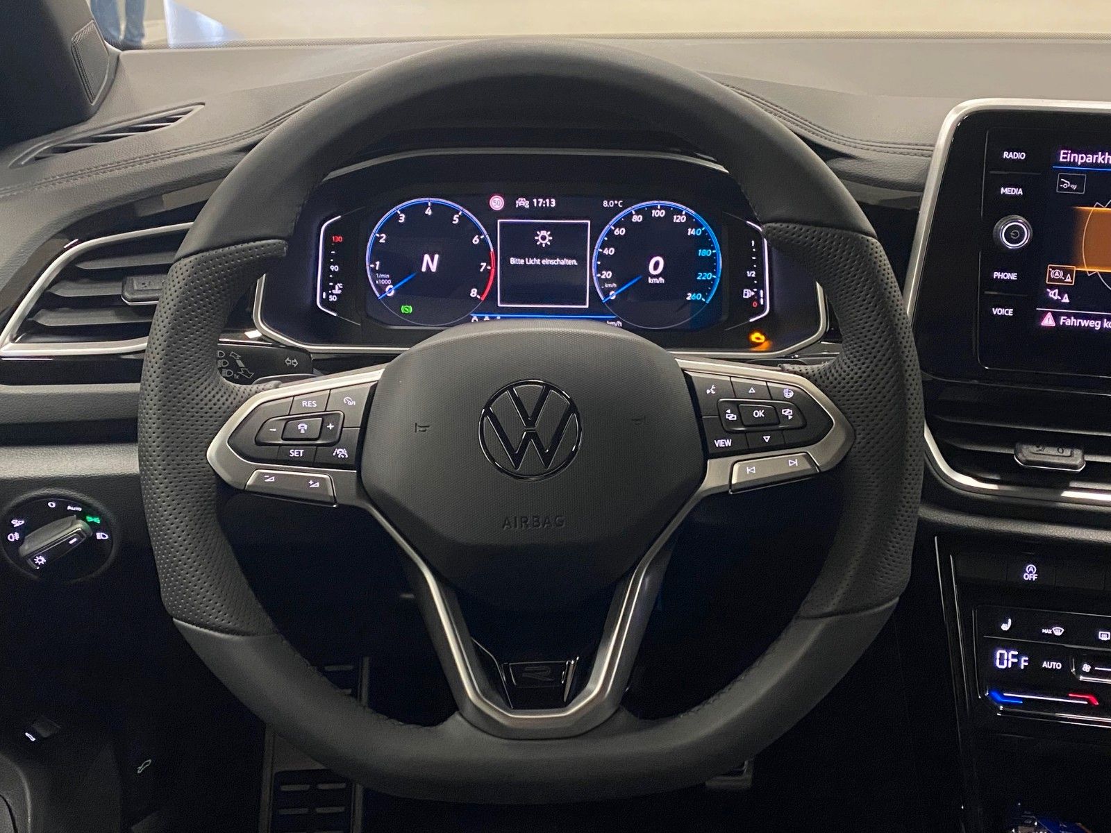 Fahrzeugabbildung Volkswagen T-Roc 1.5 TSI DSG R-Line+ACC+iQ Light MATRIX+18"