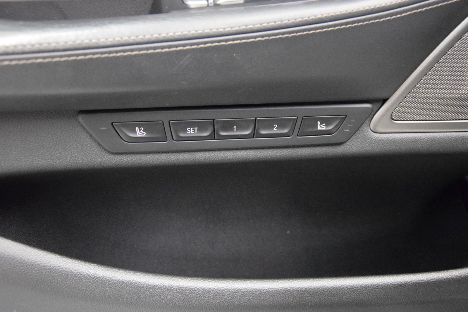 Fahrzeugabbildung BMW 750 d xDrive HuD Leder ACC Massage H&k Laser Kam