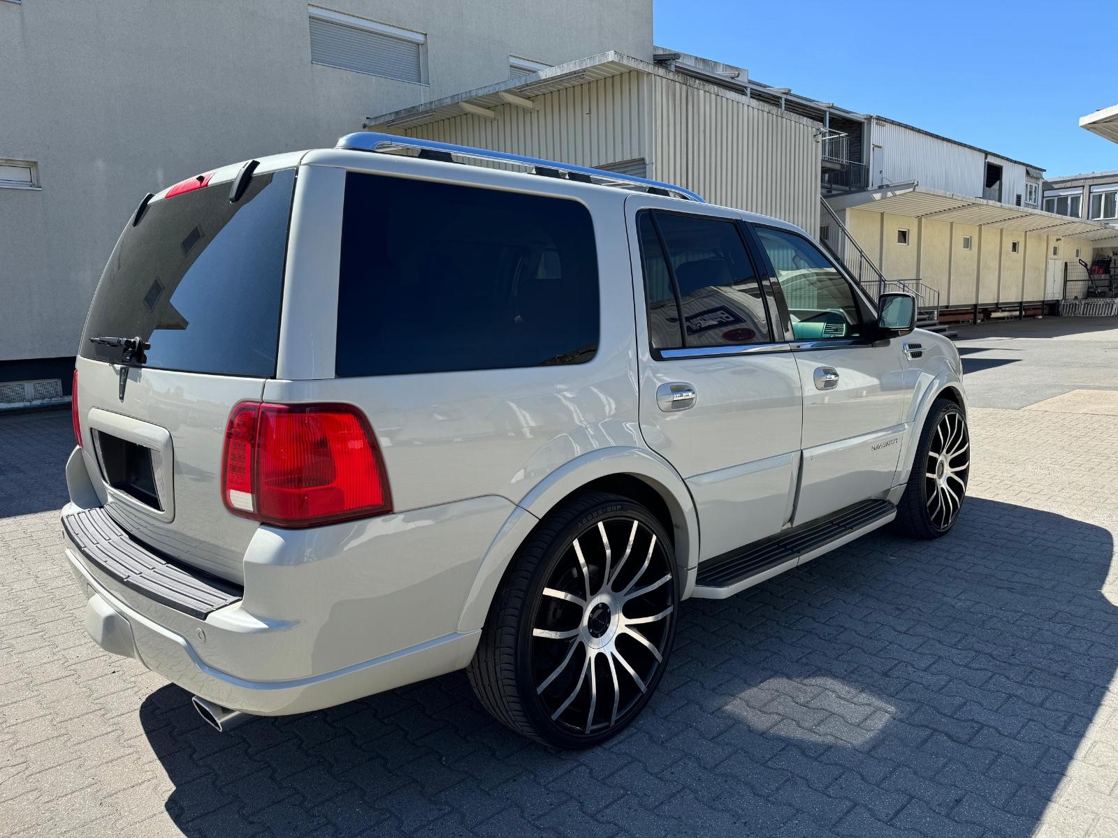 Lincoln Navigator 5.4 V8 * 1. HAND * 8-Sitzer * Allrad *