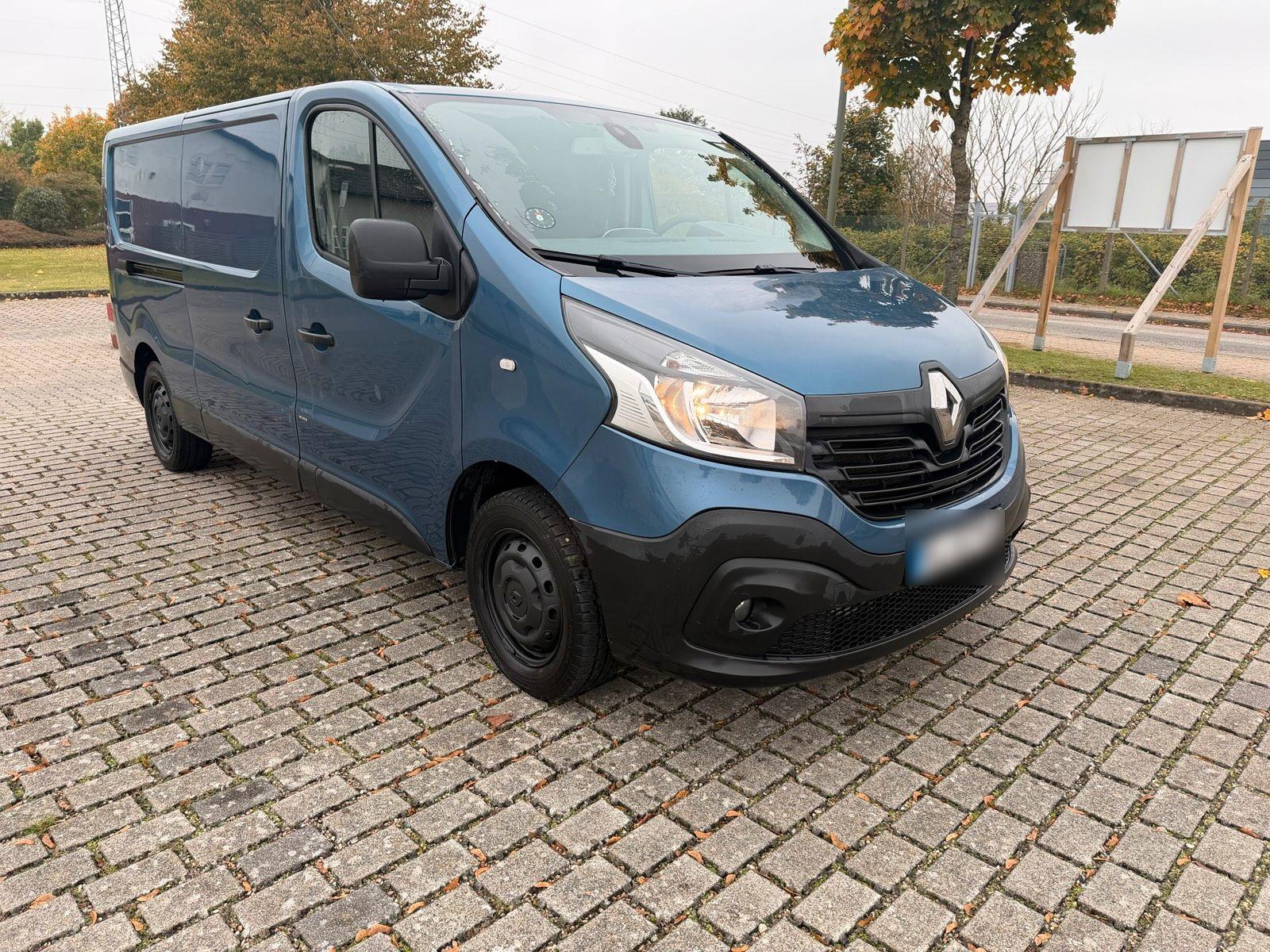 Renault Trafic 2015 — вигляд ззаду