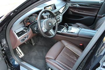 BMW 750 - 12