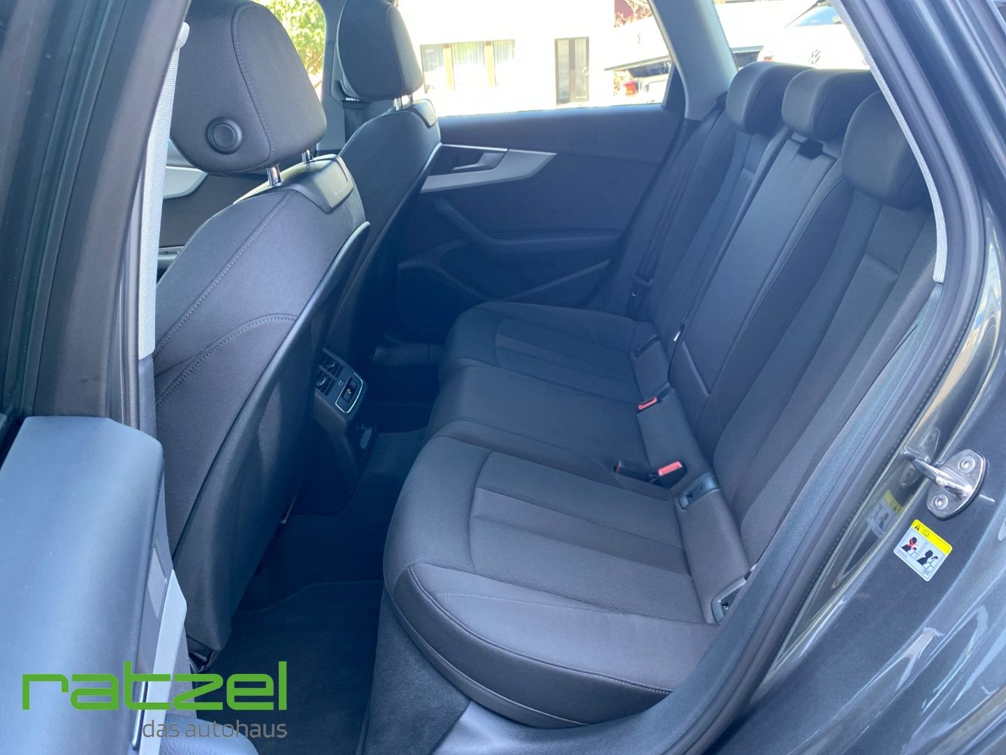 Fahrzeugabbildung Audi A4 Avant S line 40 TFSI S tronic Pano Navi LED A