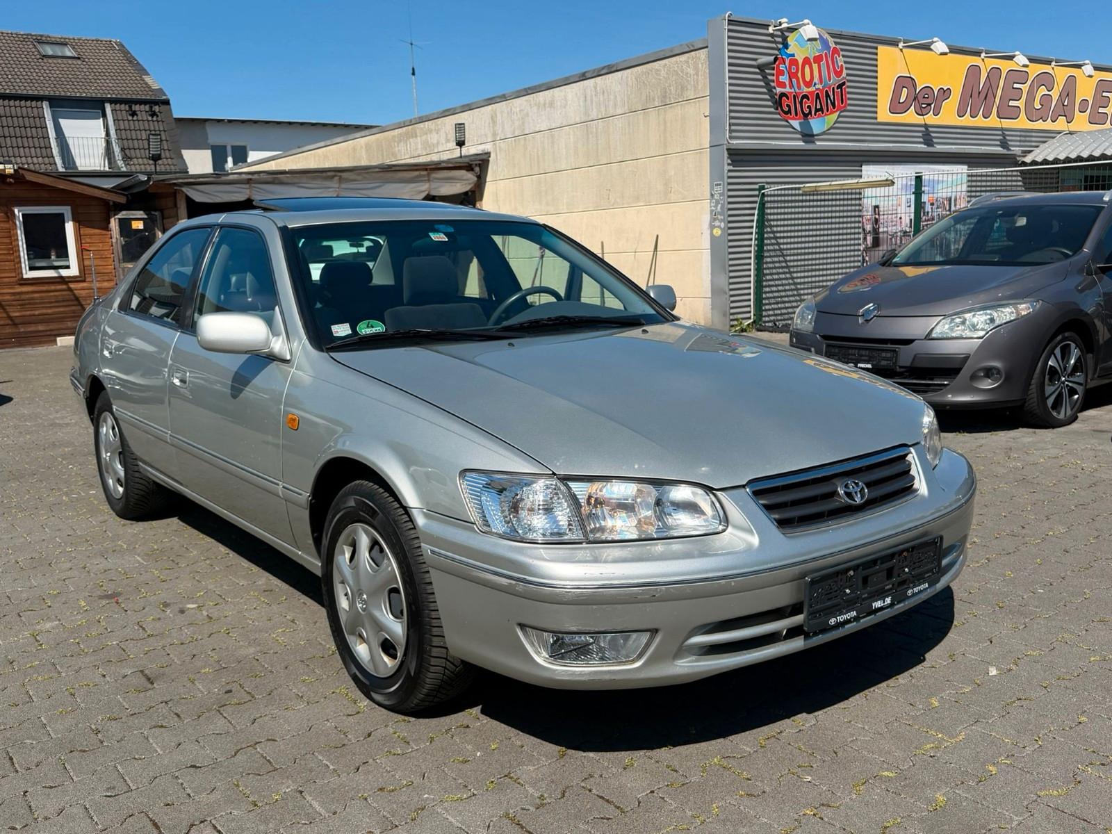 Toyota Camry 2.2 Automatik/1-HAND/Glas SHD