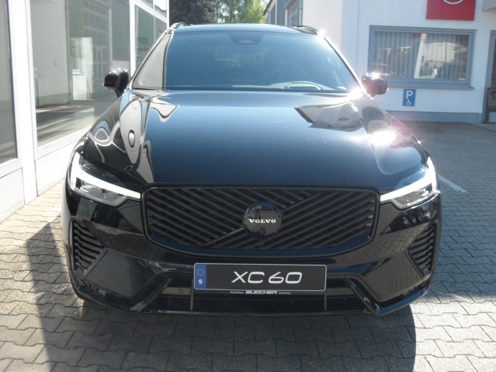 Fahrzeugabbildung Volvo XC 60 B5 Plus Black Edition AWD | Luftfederung