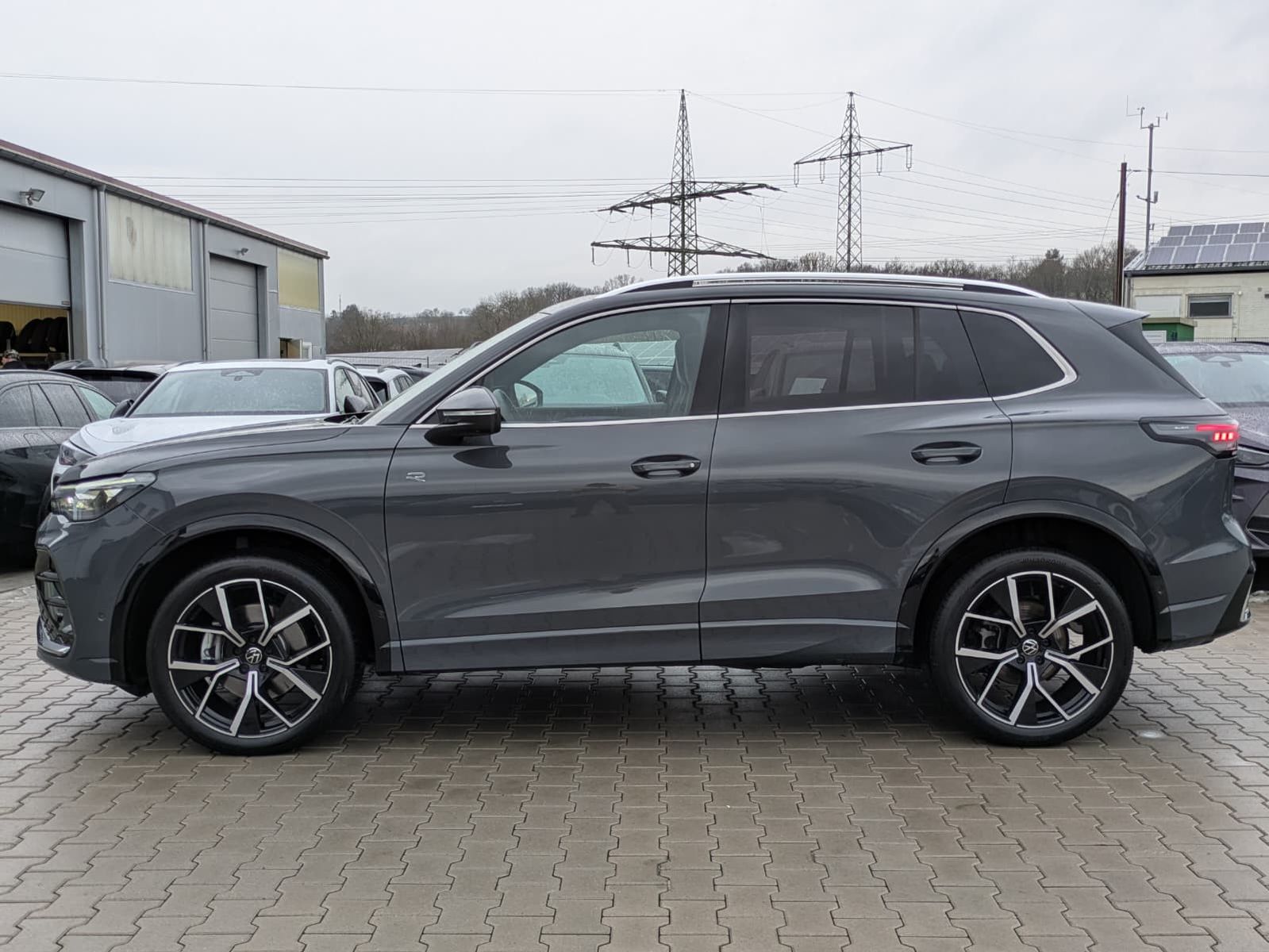 Fahrzeugabbildung Volkswagen Tiguan 2.0 TDI 4M R-Line PANO*H&K*AHK*MATRIX*20"