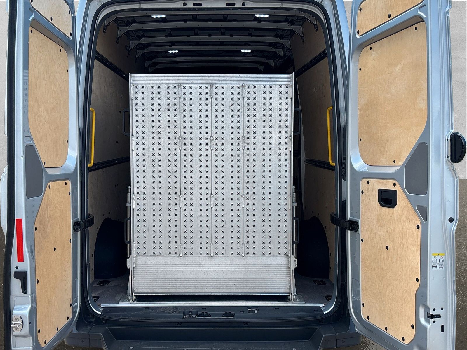 Fahrzeugabbildung Volkswagen Crafter Kasten 2.0 TDI MR Hochdach SHZ ACC