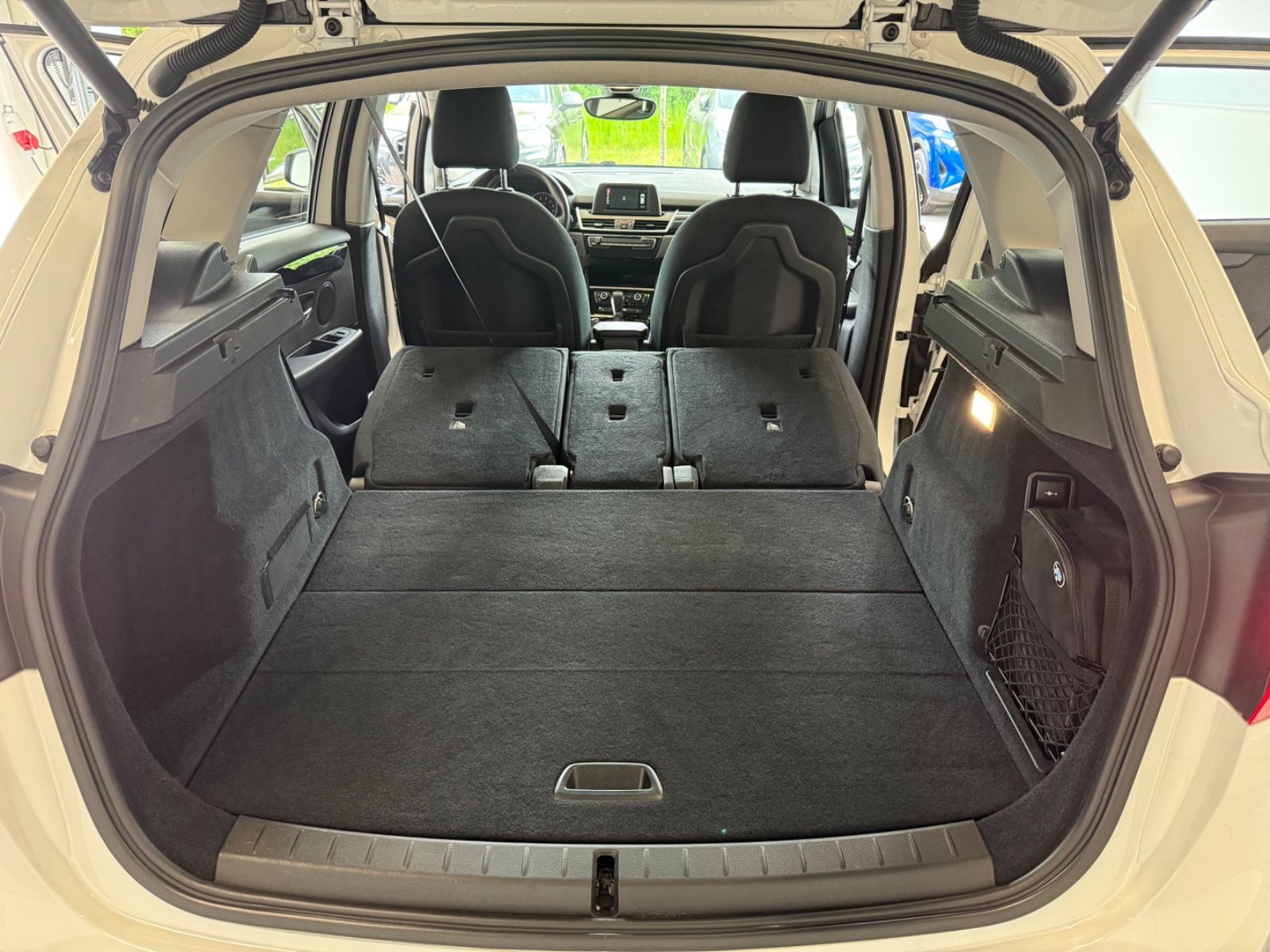 Fahrzeugabbildung BMW 220 i Active Tourer Advantage Business-Paket