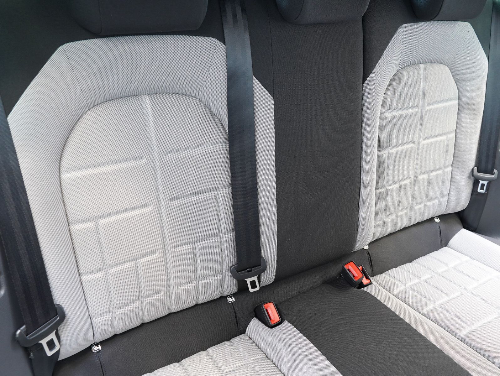 Fahrzeugabbildung SEAT Arona 1.5 TSI 110 kW FR Black Edition