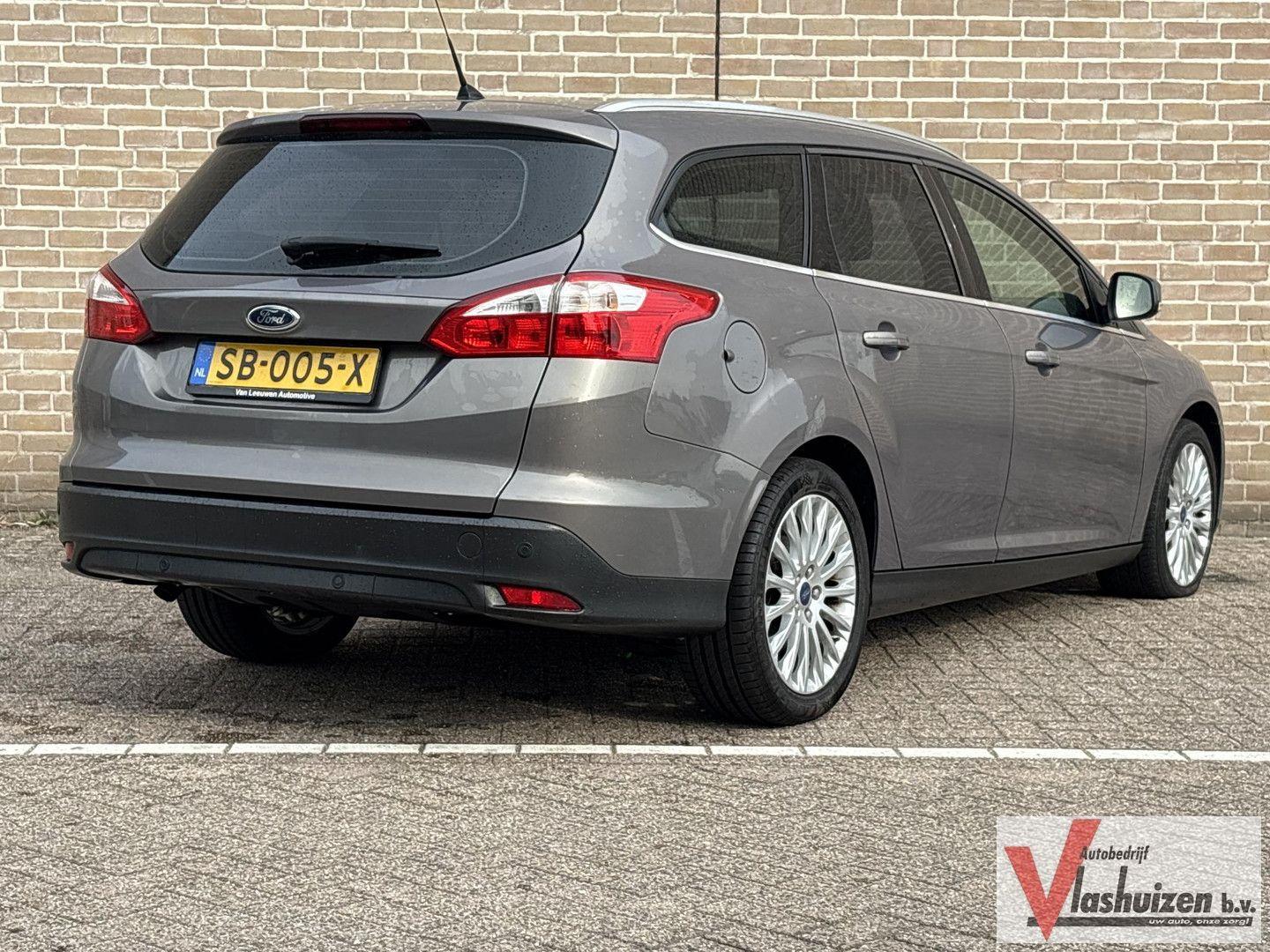 Ford Focus 2012 — rear view