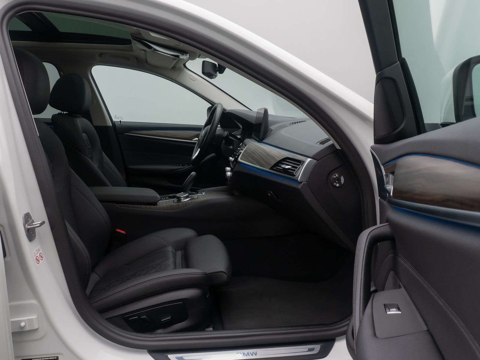 Fahrzeugabbildung BMW 530e HUD DAB Alarm Panorama HiFi Sport Leder