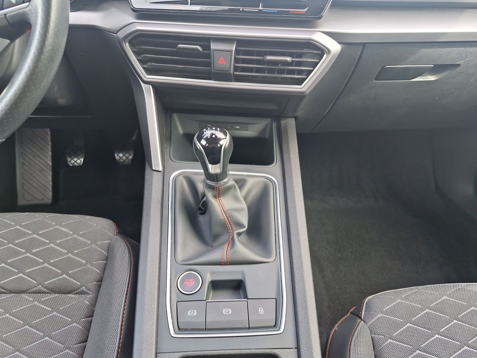 Fahrzeugabbildung SEAT Leon TSI FR LED Navi ACC Park-Assist SH LM ferti