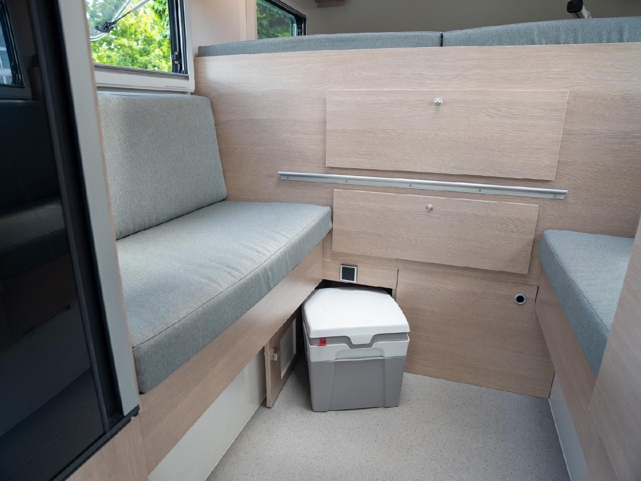 Fahrzeugabbildung Isuzu D-Max Space Cab 4WD LSE mit Dux Camper Wohnkabin