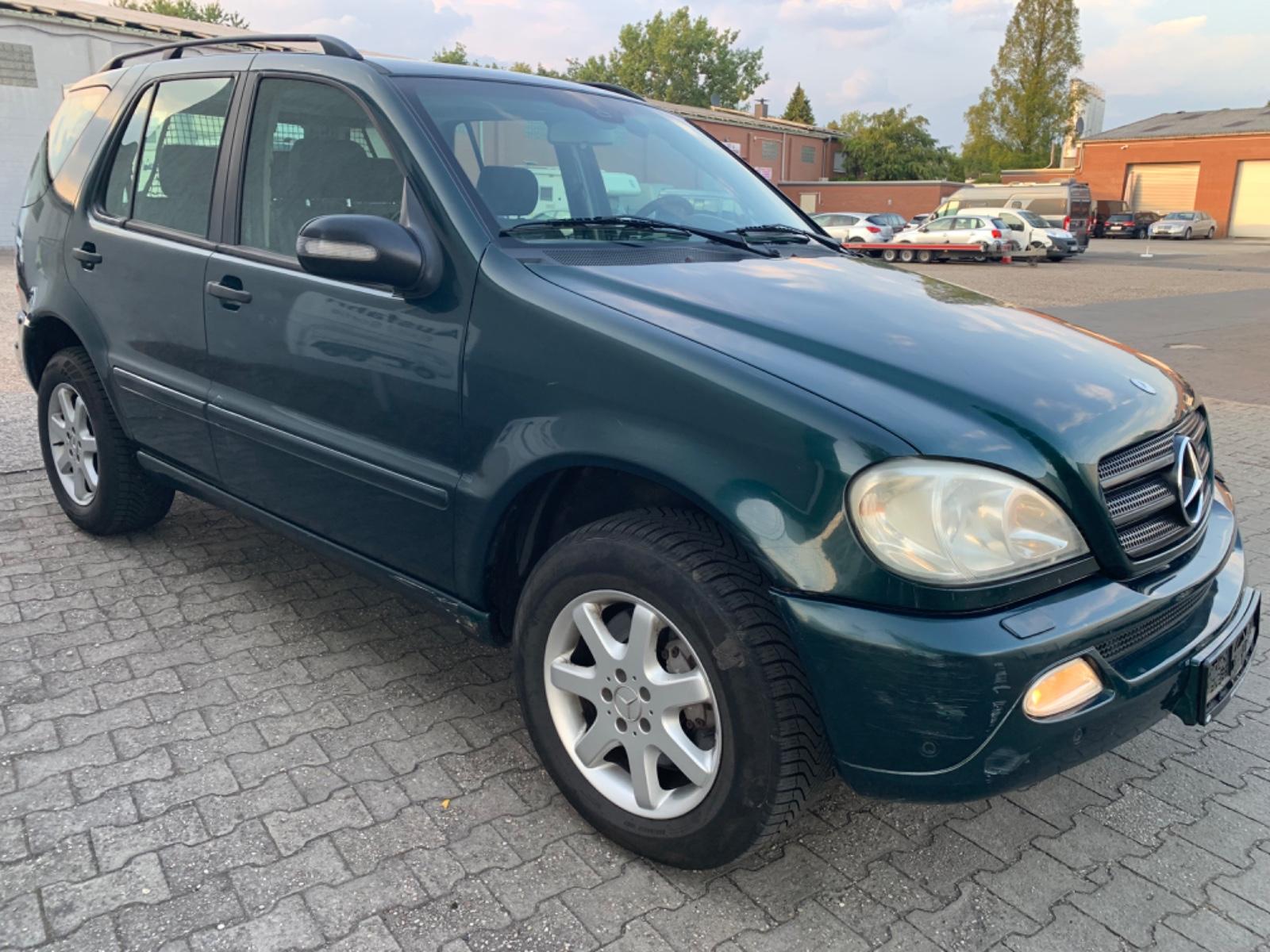 Mercedes-Benz ML270 2004 — rear view