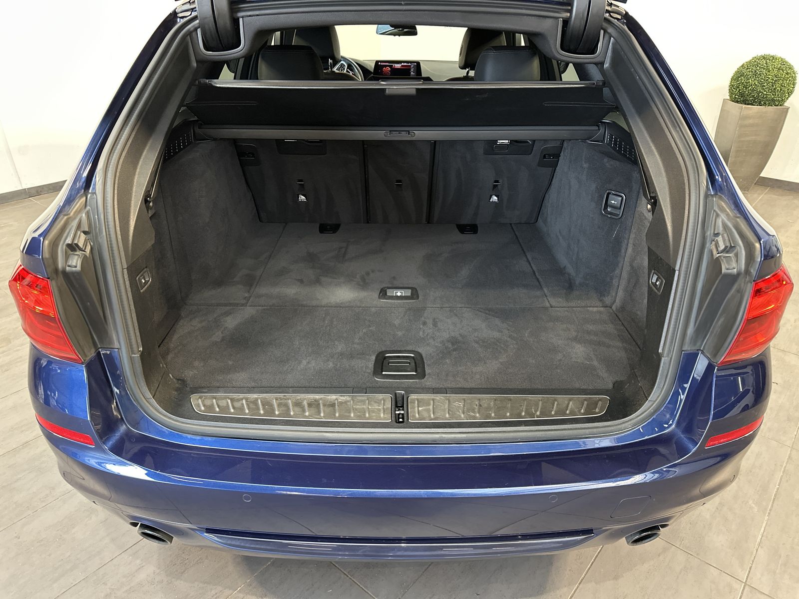 Fahrzeugabbildung BMW 530d Touring Sport-Line NAV+LED+19ZO+ACC+LC+H&K