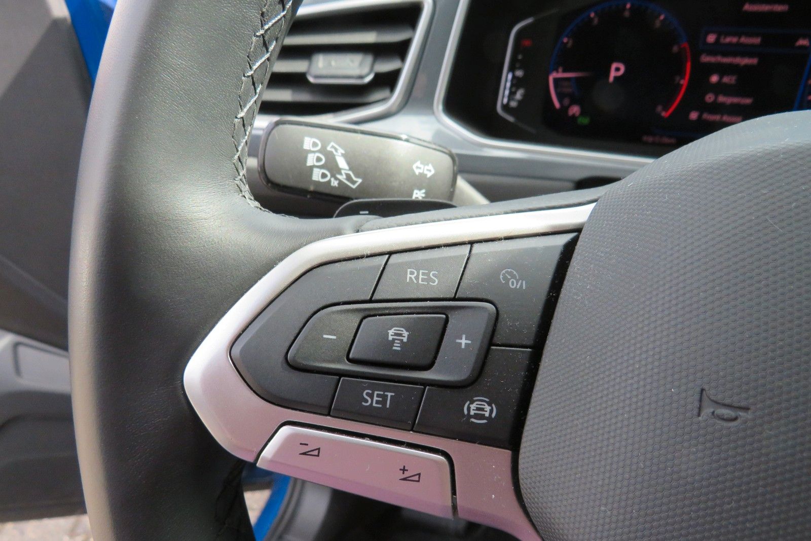 Fahrzeugabbildung Volkswagen T-Roc Style ACC APP MASSAGE SITZH. 17`KAMERA 1.H