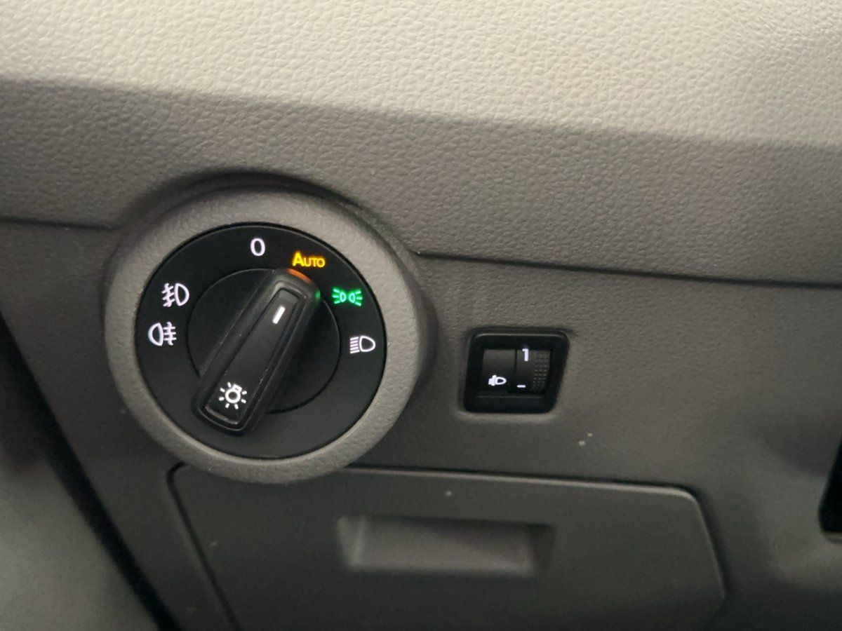 Fahrzeugabbildung Volkswagen T6.1 2.0 TDI Pritsche Doppelkabine LR AHK