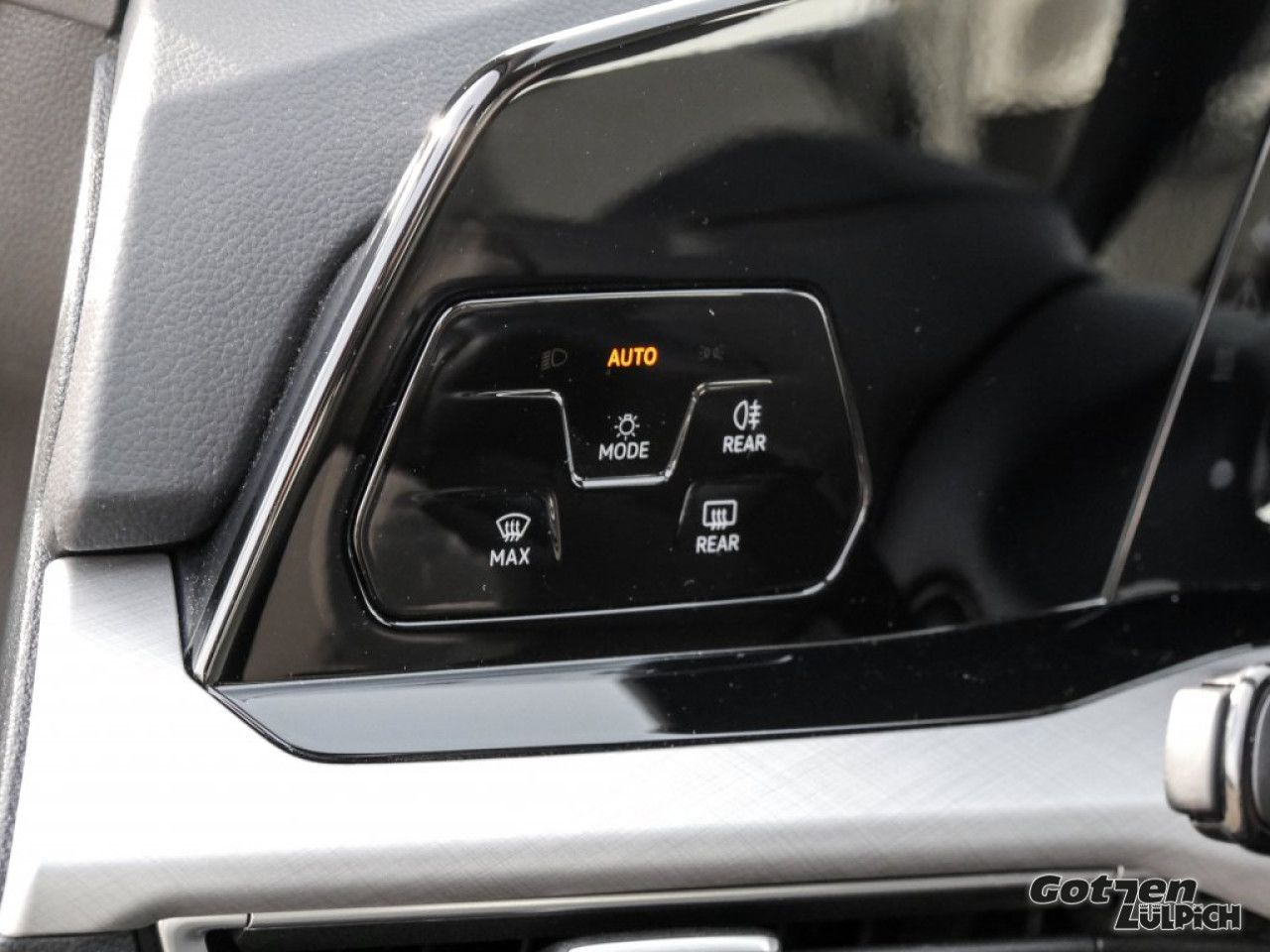 Fahrzeugabbildung Volkswagen Golf VIII Life 1.5 TSI Navi Travel Assist PDC