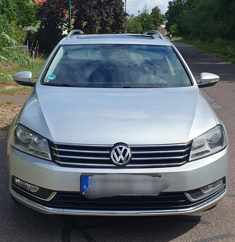 Volkswagen Passat 2012 — rear view