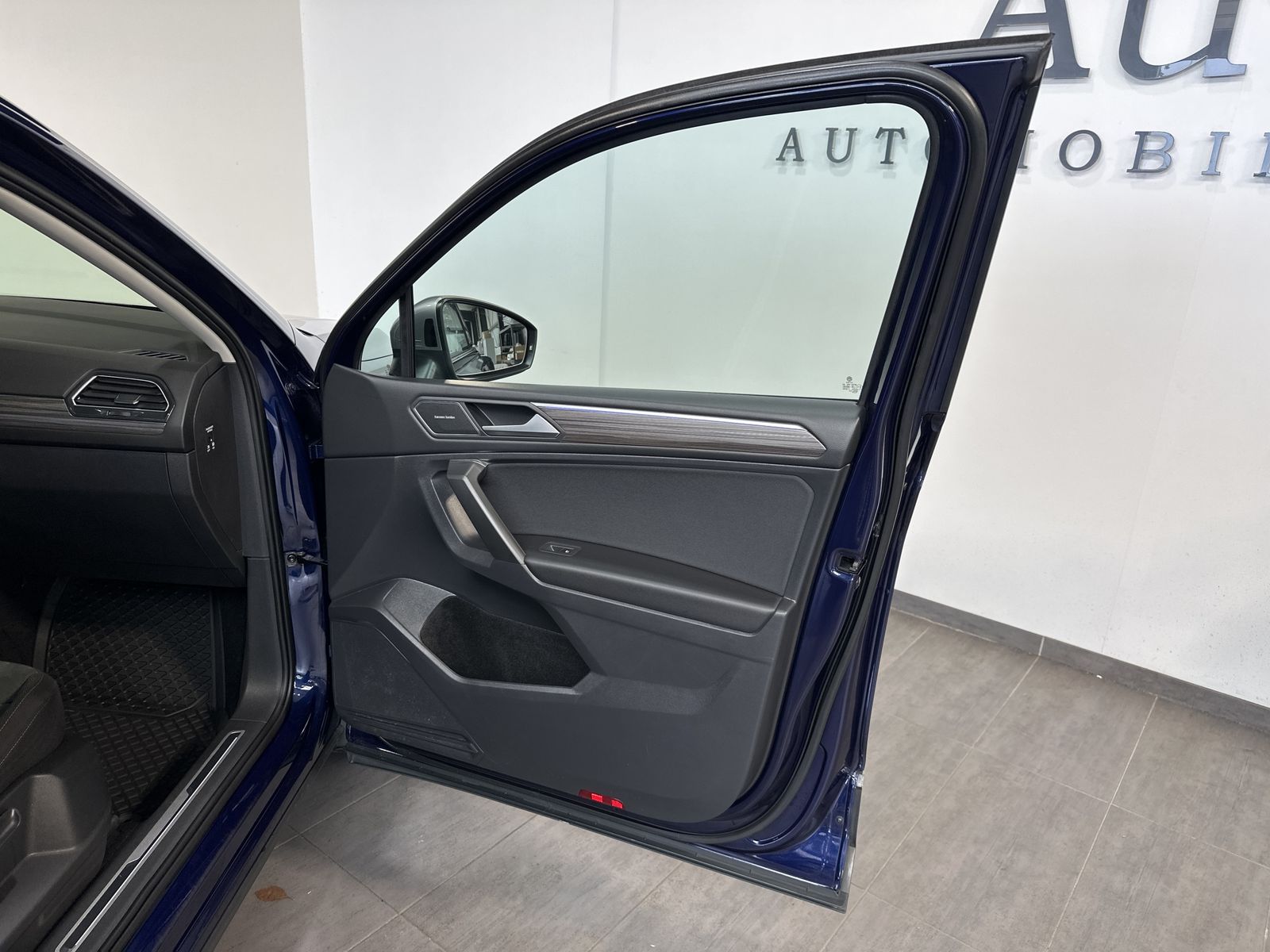 Fahrzeugabbildung Volkswagen Tiguan Allspace 4M Elegance NAV+MATRIX+AHK+PANO