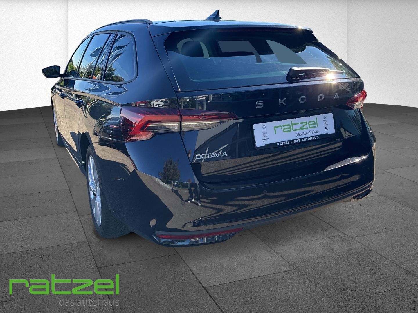 Fahrzeugabbildung SKODA Octavia Combi Selection 2.0 TDI HUD Navi Digital